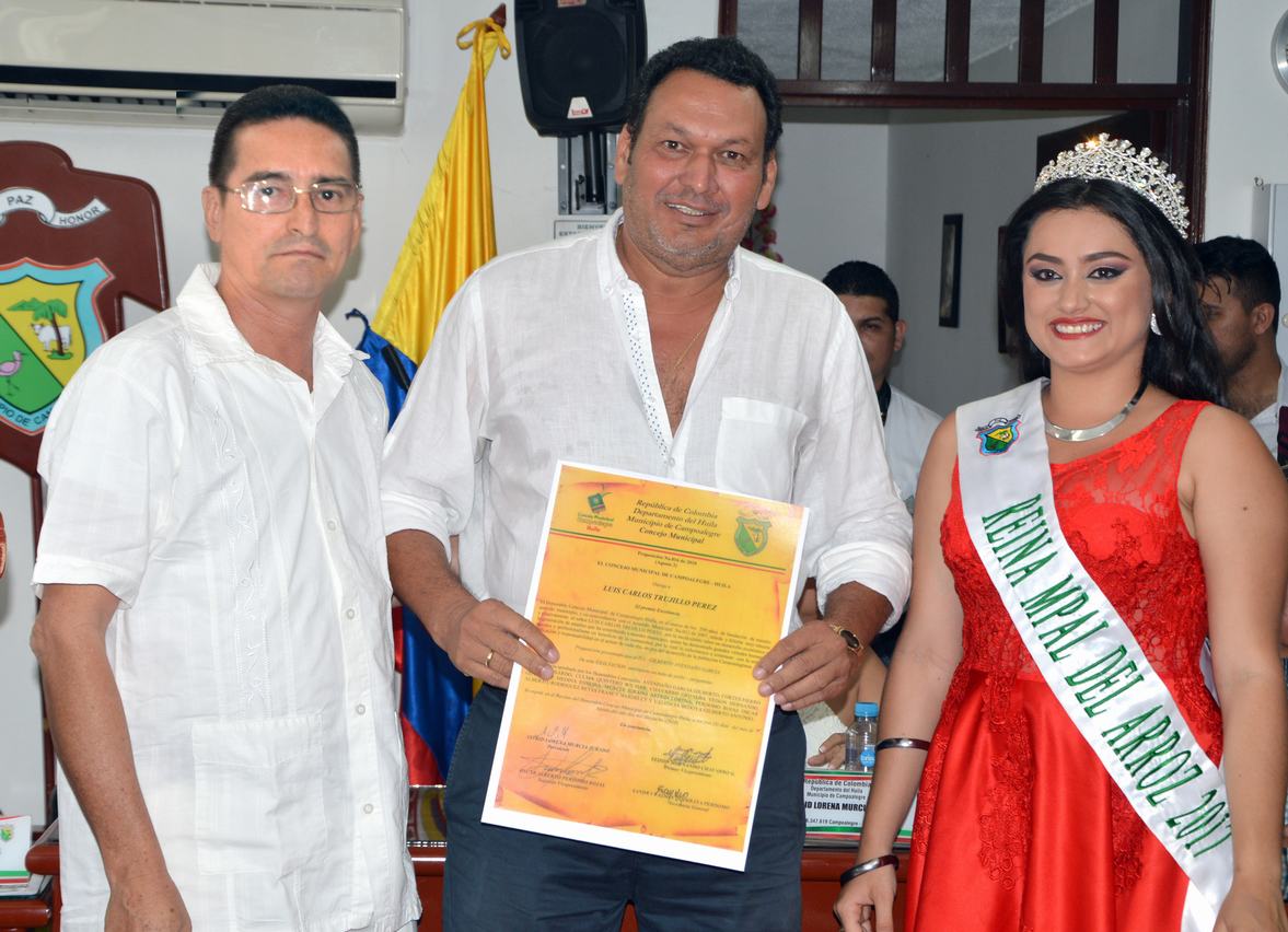 Concejal Gilberto Avendaño García, condecora al empresario Luis Carlos Trujillo Pérez  y la Reina Popular del Arroz Vicky Yulitza Palencia.